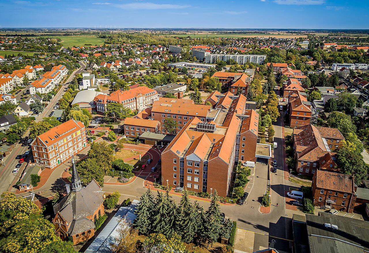Universitätsklinikum integriert medizinische Einrichtungen der Pfeifferschen Stiftungen – Konzept überzeugt Gläubigerausschuss Luftbild Pfeiffersche Stiftungen