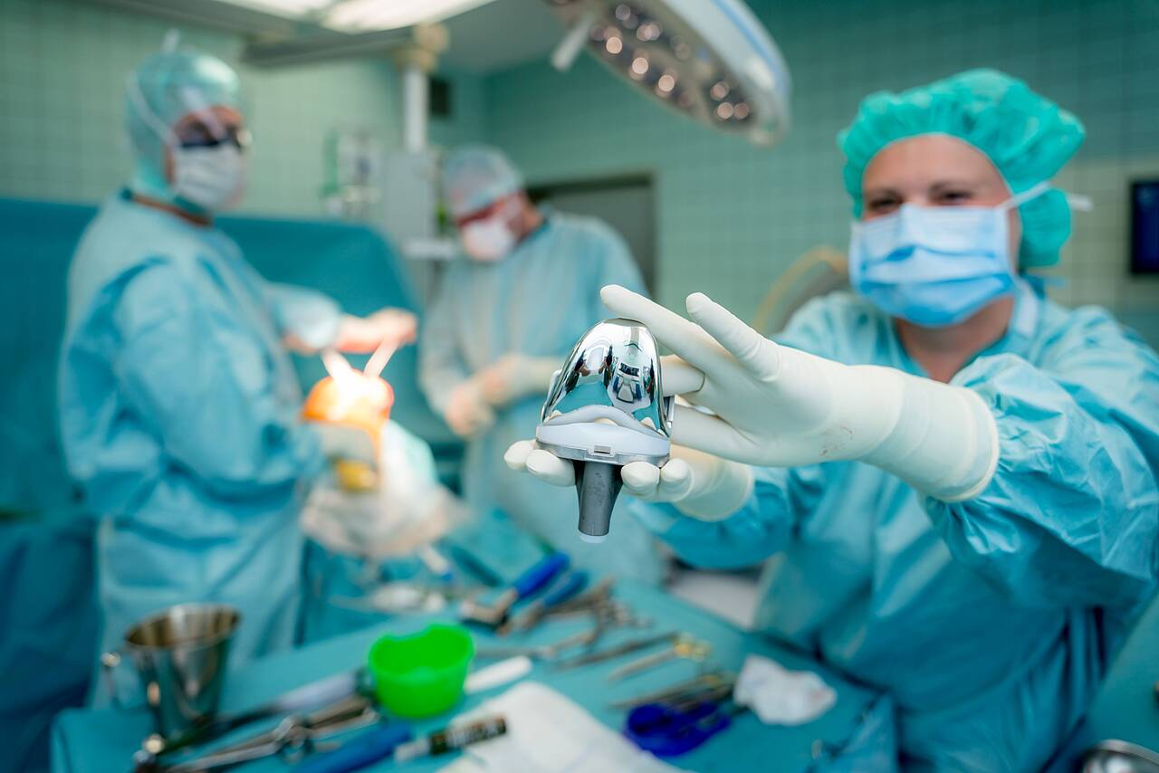 Zertifiziert als Maximalversorger: Klinikum der Pfeifferschen Stiftungen hat beste Zentren für Endoprothetik und Fußchirurgie in ganz Sachsen-Anhalt Einsatz eines künstlichen Kniegelenks