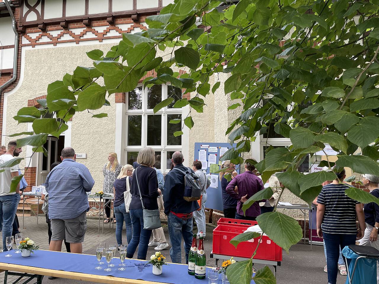 Besucher zum Tag der offenen Tür in der Lungenklinik Lostau.