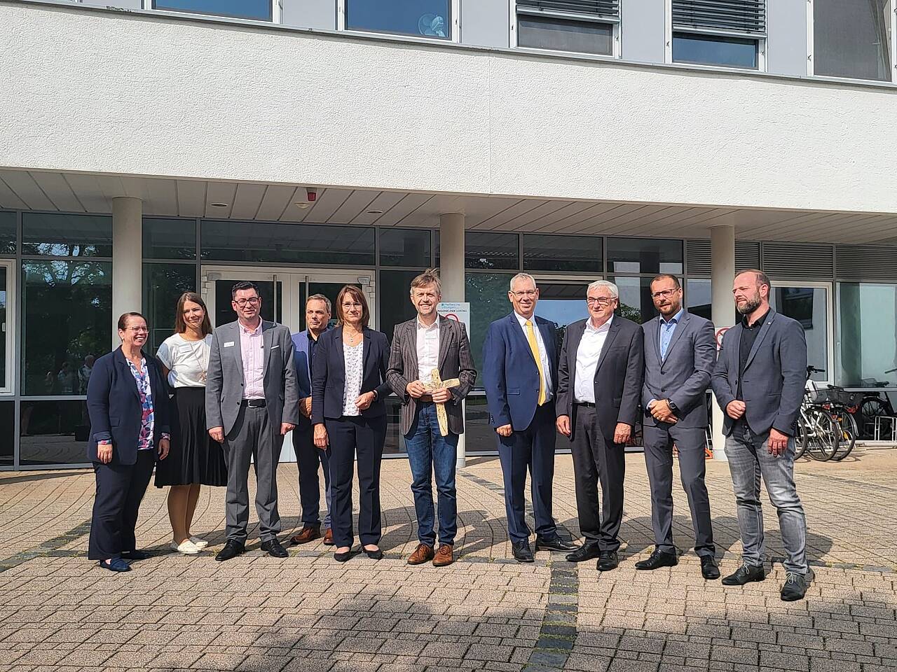 Lungenklinik Lostau hat neue Klinik für Palliativmedizin eröffnet Gruppenfoto mit den Ehrengästen vor der Lungenklinik Lostau