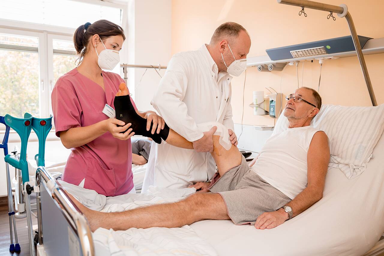 Klinikum Pfeiffersche Stiftungen hat beste Zentren für Endoprothetik und Fußchirurgie in ganz Sachsen-Anhalt Chefarzt Dr. Follak kontrolliert den Heilungsverlauf beim Patienten