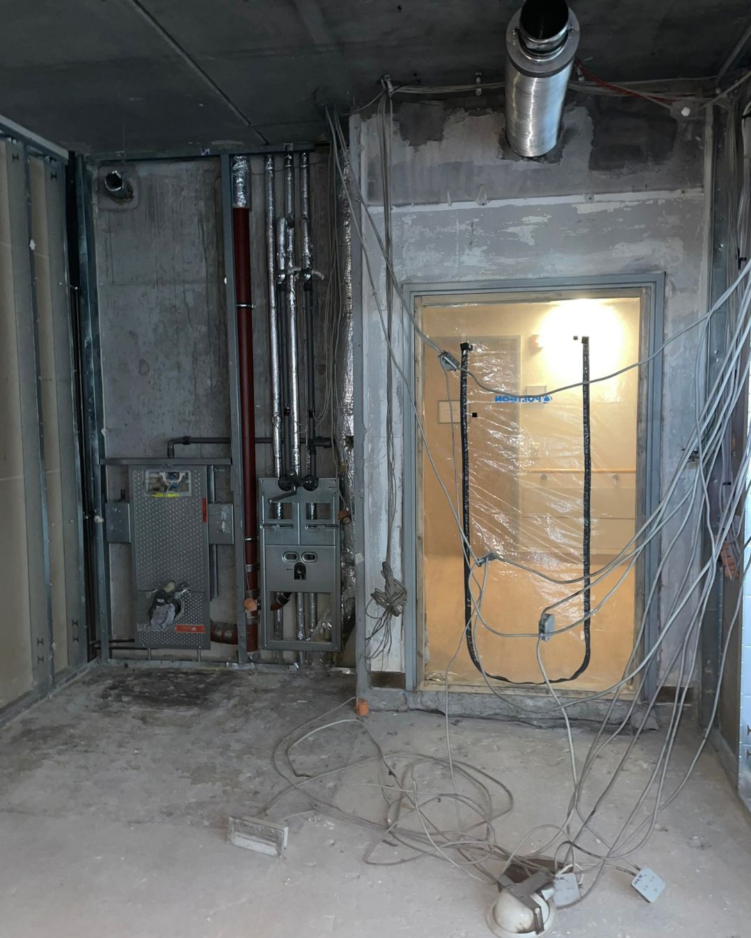Station 1b im Klinikum Cracau soll noch im Oktober teilweise wieder öffnen Rohbau mit Vorwandelementen für WC und Waschbecken, freiliegenden Leitungen, Lüftungsrohr und einer mit Folie abgeklebten Tür
